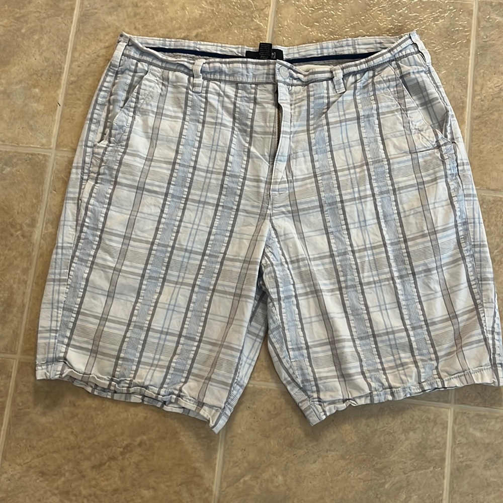 Mens plaid shorts white/gray/blue. Waist 38 Apt 9 brand